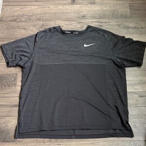 Nike Men's Charcoal and Black Short Sleeve Tee